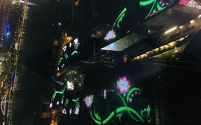 兩場燈光秀助威上海進(jìn)博會